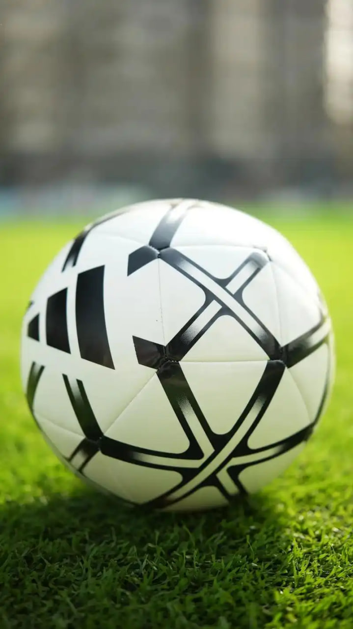 足球爱好者实时关注比赛